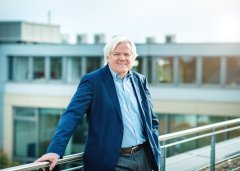 他暗示：“我们热爱