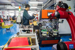 <b>钓线划出弧线破</b>